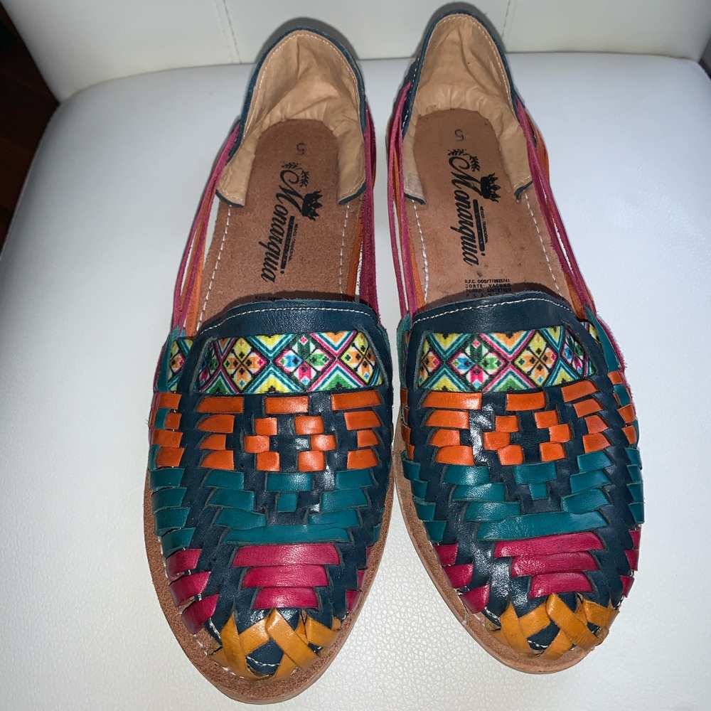 Beautiful shoes came from Mexico .